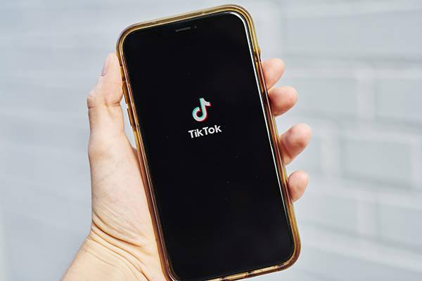 TikTok funny videos become stress-relief tools, with netizens sharing them wildly. 
